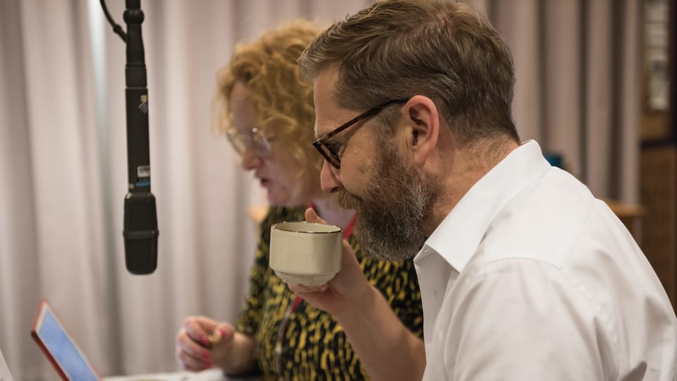 Fabienne Hadorn (Timo) und Samuel Streiff (Paps) im Hörspielstudio.