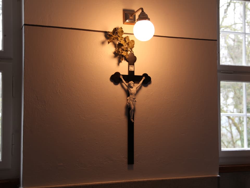 Das Bild zeigt Jesus am Kreuz, wie es im Kloster St. Gallenberg an der Wand hängt.