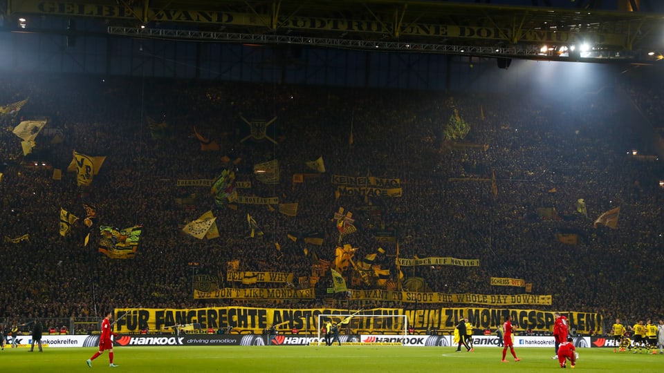 Blick auf die volle Südtribüne in Dortmund während des Spitzenspiels gegen Bayern München.