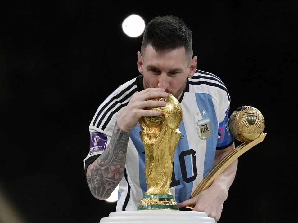 Lionel Messi küsst den WM-Pokal