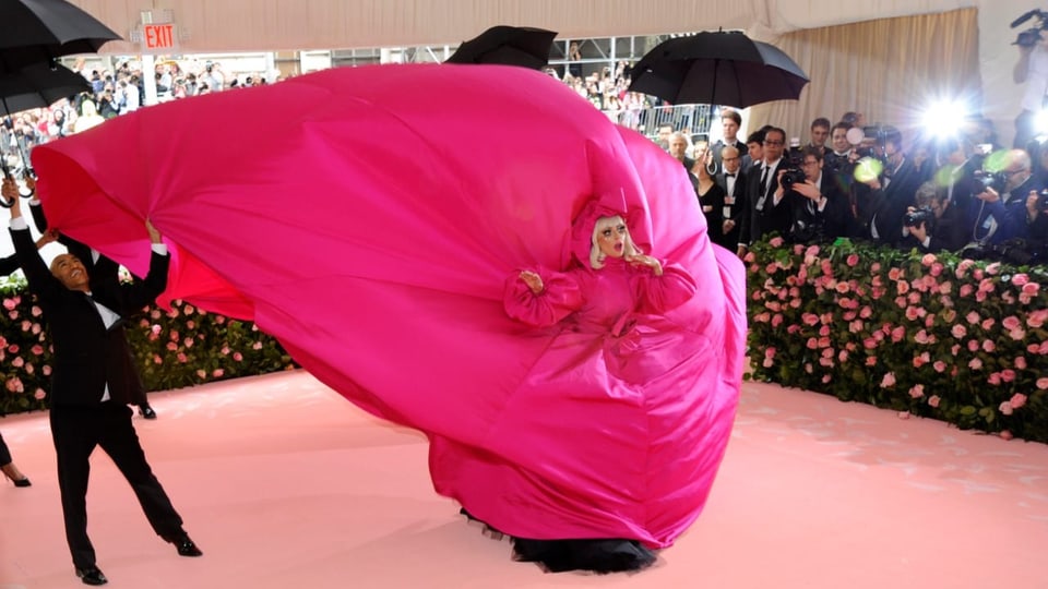 Lady Gaga in einem rosa-farbenen Kleid bei der Met-Gala