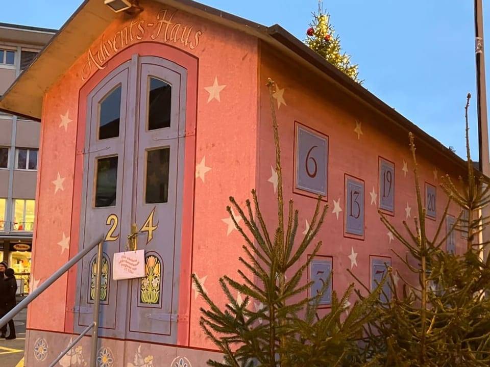 Ein rosa Märchenwagen und Nummern am Fenster. 