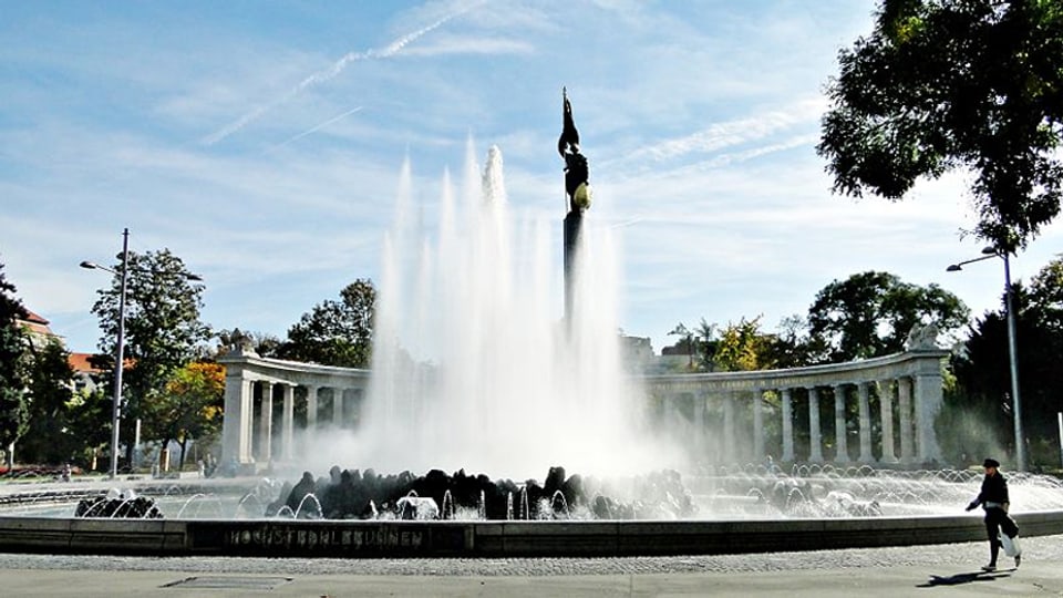 Blick auf das Russendenkmal hinter dem Hochstrahlbrunnen.