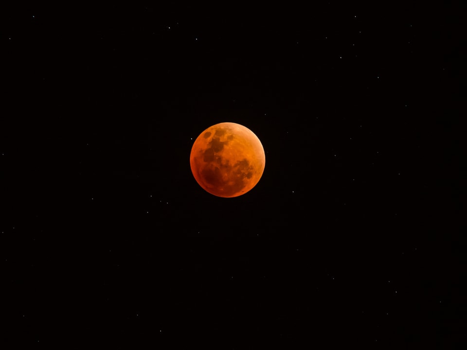 Blutmond von der Südhalbkugel aus gesehen. Mond steht für unsere Augen auf dem Kopf.