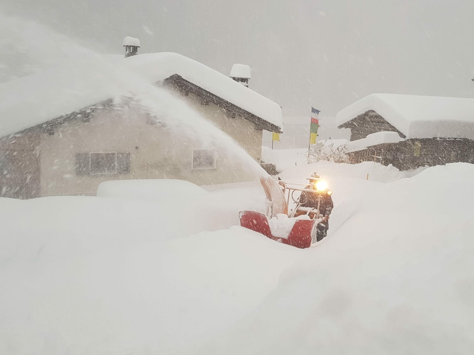 Safien Platz/GR, 1300 m ü. M. Schneefräse in Safien