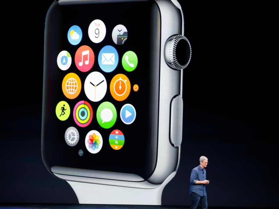 Grossaufnahme der Apple Watch an der Präsentation durch CEO Tim Crook (rechts klein)