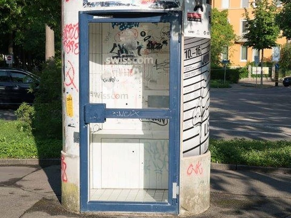 Auf dem Bild ist eine geschlossene Telefonkabine zu sehen.