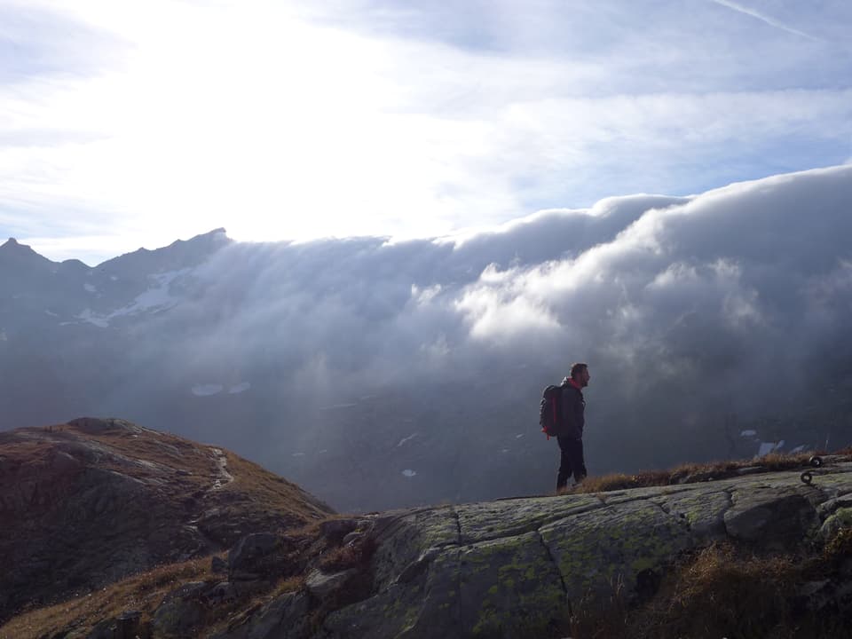 Nik wandert im Gotthardgebiet mit Wolken.