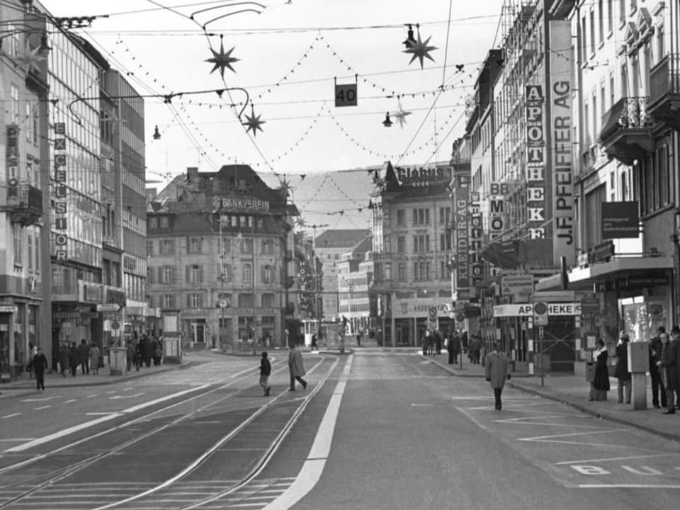 Wie ausgestorben wirken Strassen  in der Stadt Zürich, wo sich sonst Fahrzeuge stauen,  25. November 1973.