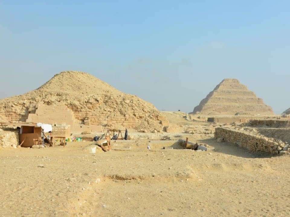 Ein Bild mit Pyramiden.