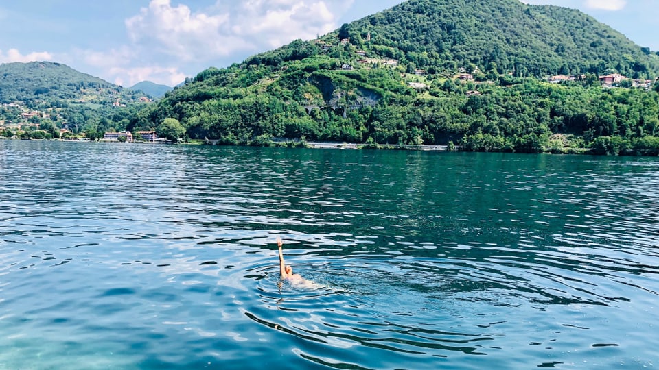 Annette König schwimmt im Lago d'Orta