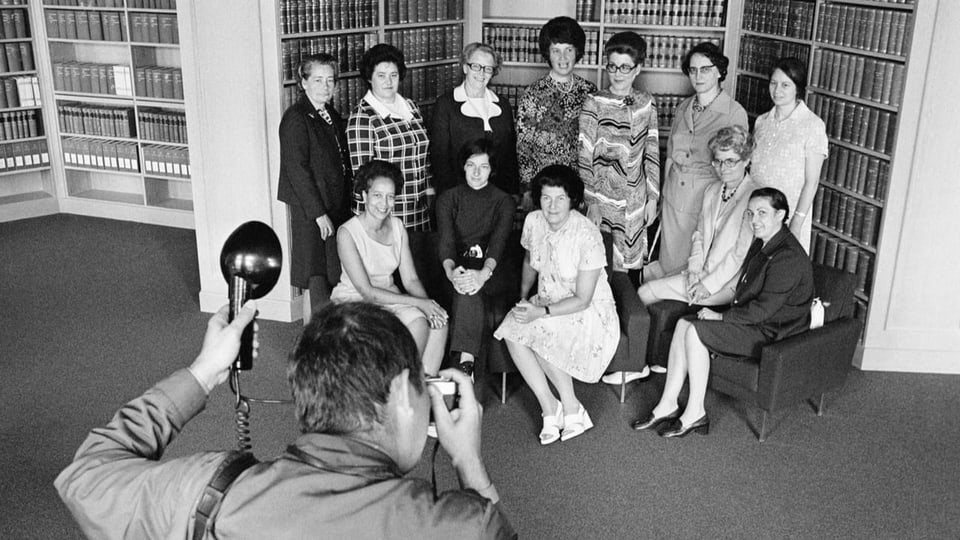 12 Nationalrätinnen, aufgenommen im Juli 1972.
