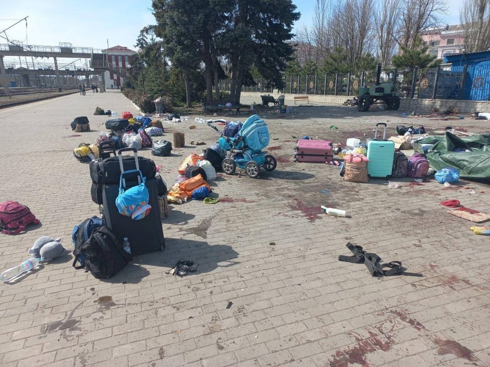 Koffer und Kinderwagen am Bahnhof Kramatorsk