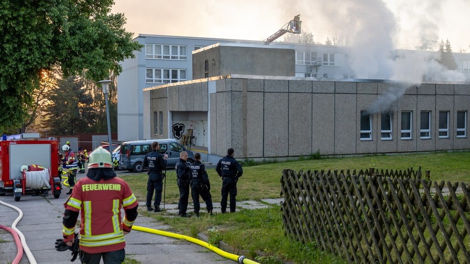 Feuerwehr im Einsatz: Das Asylheim in Apolda brennt.