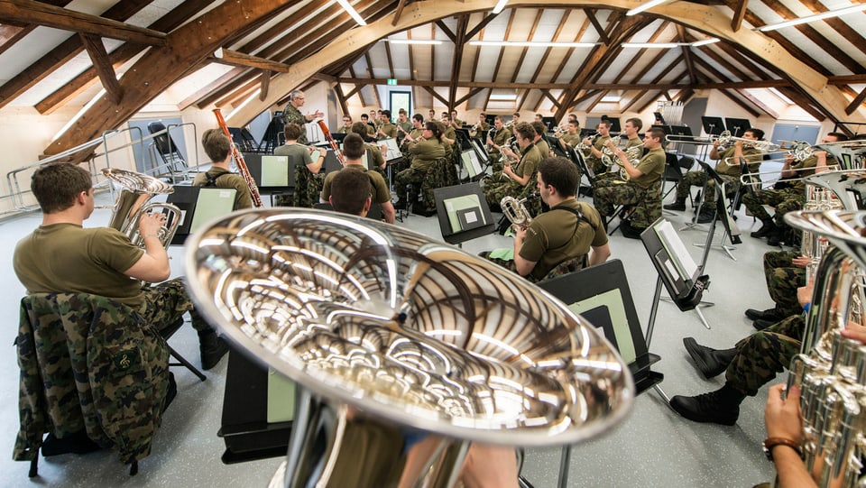 Soldaten mit Musikinstrumenten.