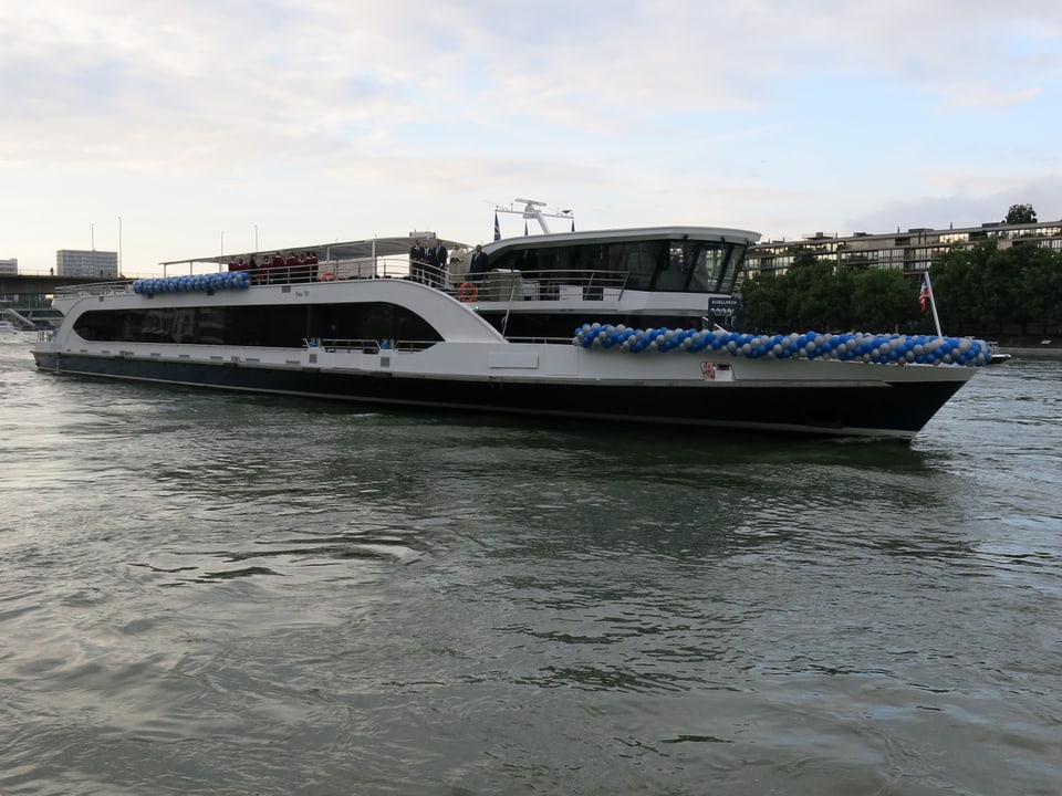 Das Schiff auf dem Rhein (gesamtansicht)