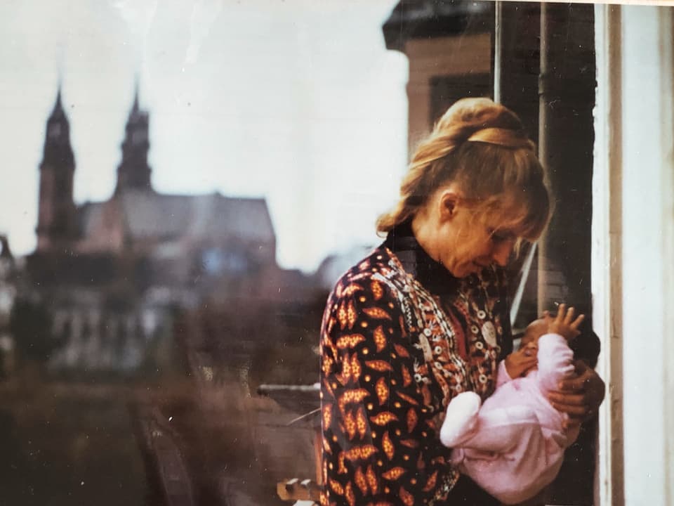 Edith Schweizer hält ein Baby im Arm.