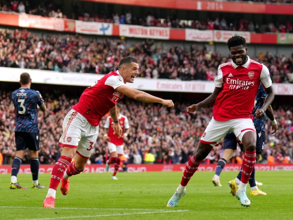 Thomas Partey (r.) bejubelt zusammen mit Granit Xhaka das 4. Tor Arsenals.