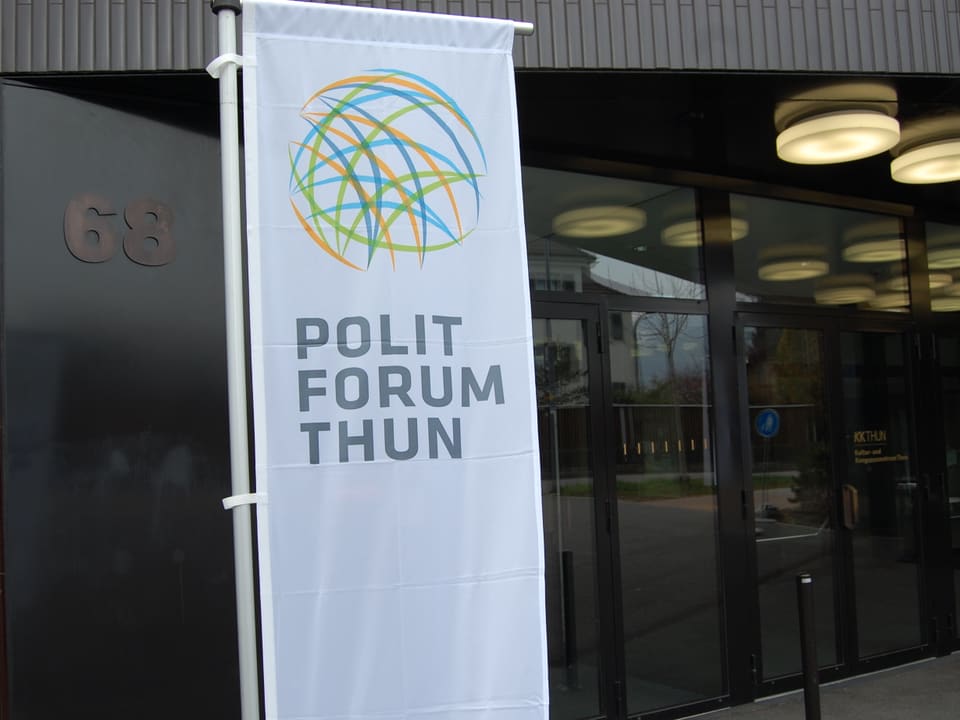 Eingang KKThun mit Banner des Politforum Thun.