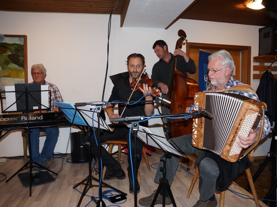 Quartett spielt in Restaurant.