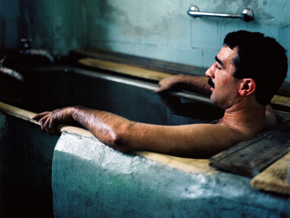 Ein Aserbeidschander in seiner Badewanne, Bild von Rena Effendi.