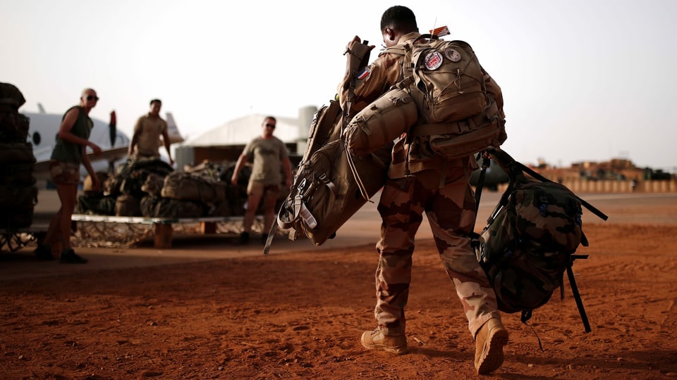 Ein französischer Soldat macht sich mit viel Gepäck für die Operation Barkhane in Mali bereit.