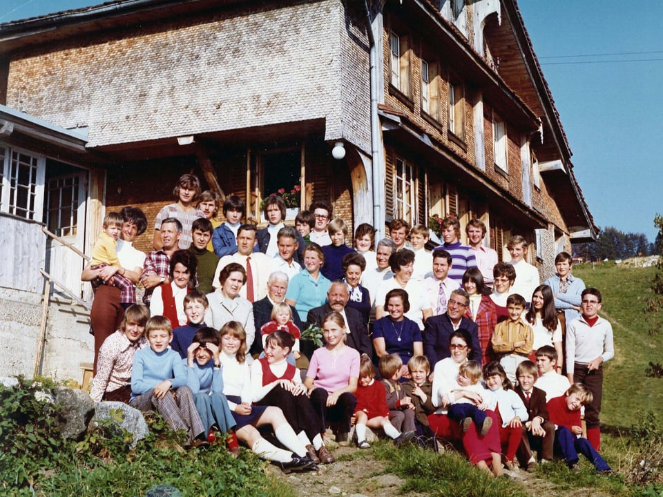 Das Bild zeigt eine alte, Schweizer Grossfamilie. 