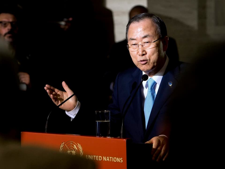 UNO-Generalsekretär Ban Ki Moon hält gestikulierend eine Rede. Er steht an einem Rednerpult.