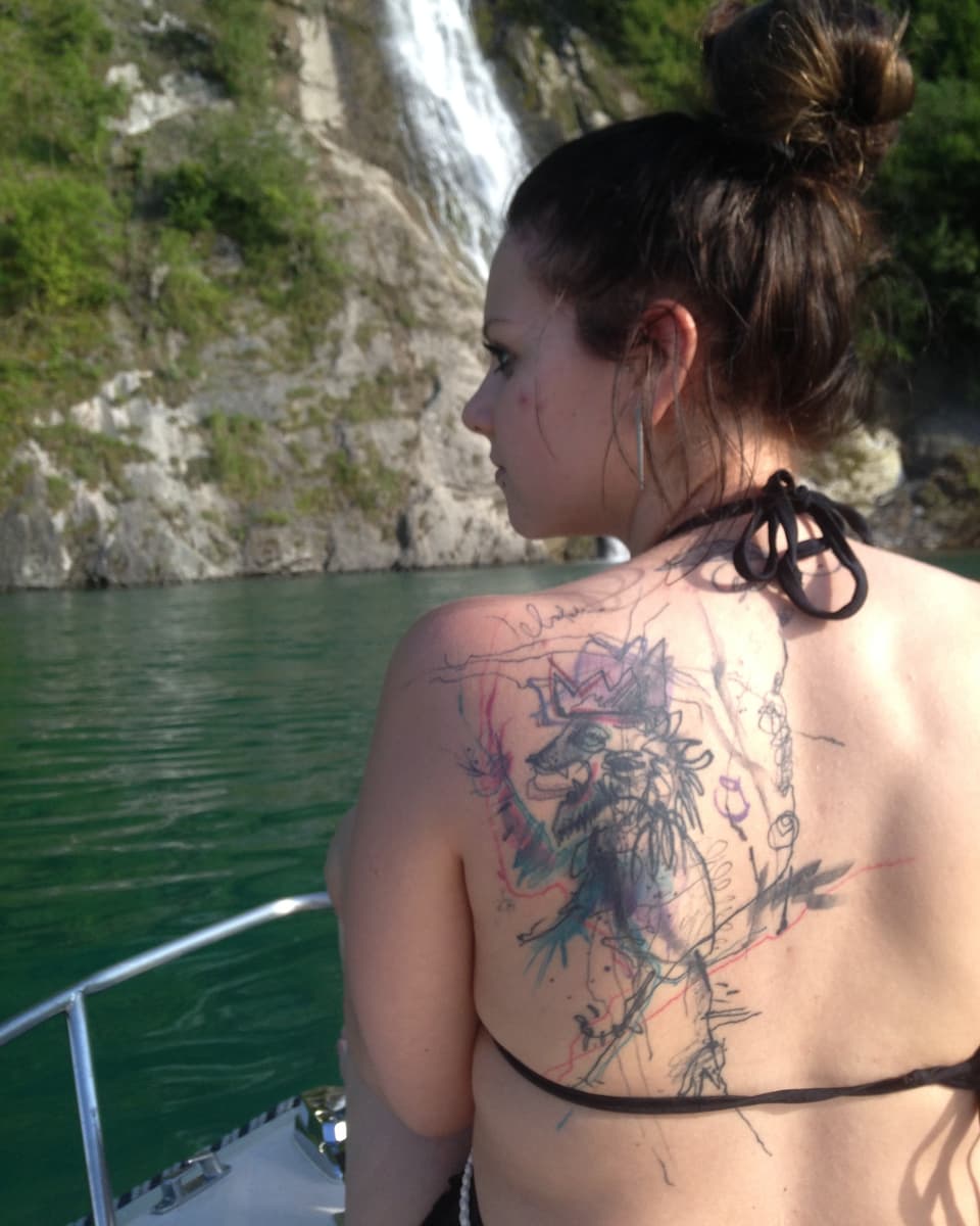 Amy Kouba mit ihrem Tattoo vom tschechischen Wappen.