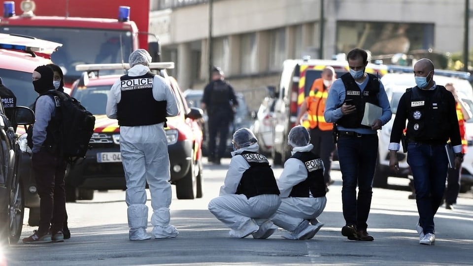 Zu sehen Polizisten am Tatort.