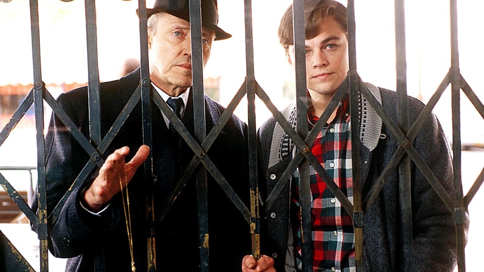 Zwei Männer stehen hinter einem Gitter