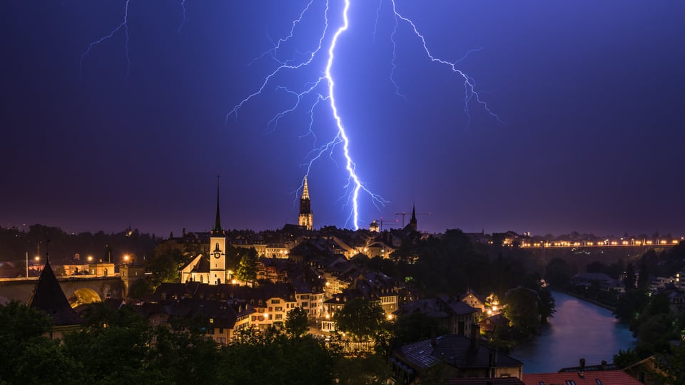 Ein Blitz schlägt in Bern ein