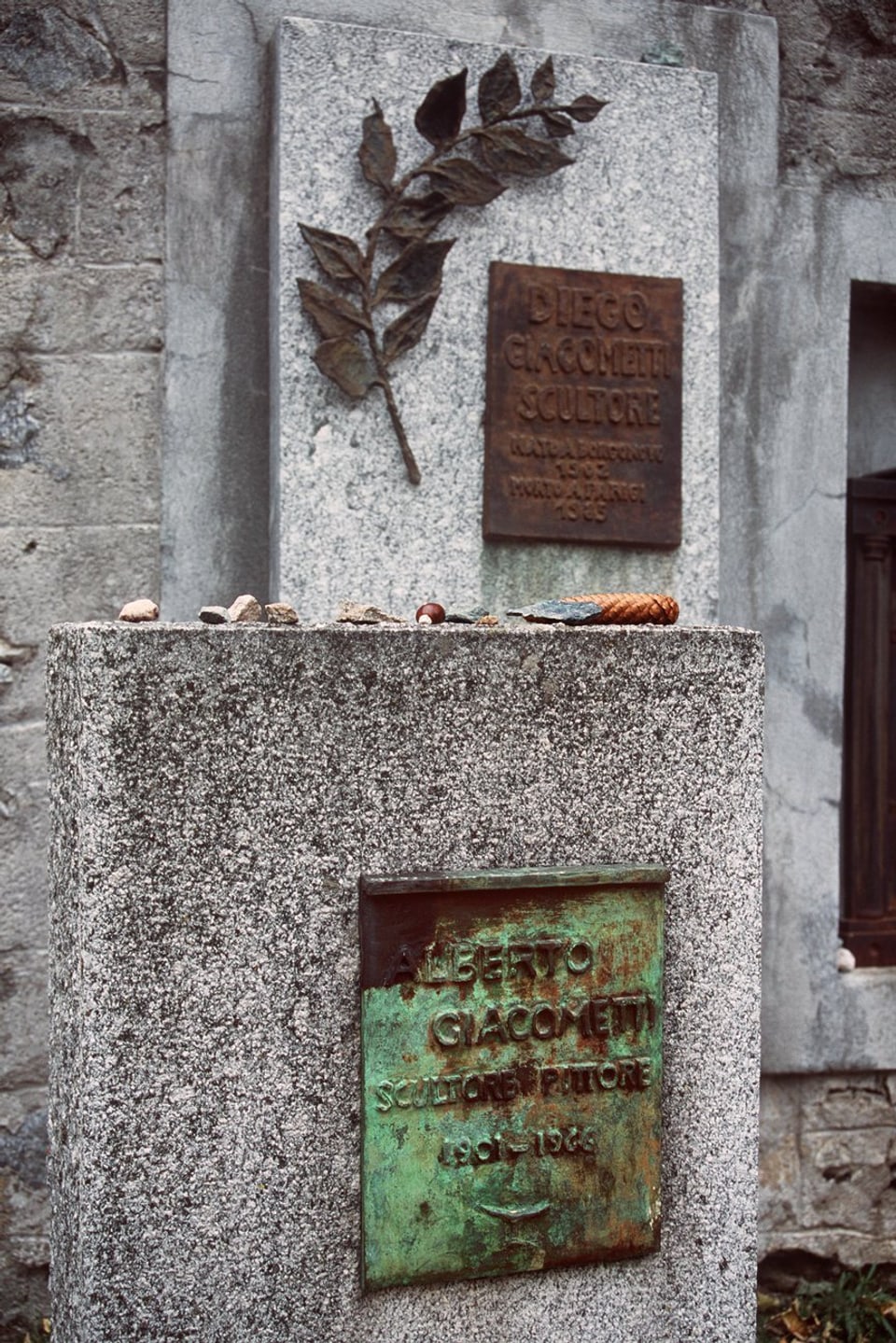 Grabtafel von Alberto Giacometti auf dem Friedhof San Giorgiio in Borgonovo. 