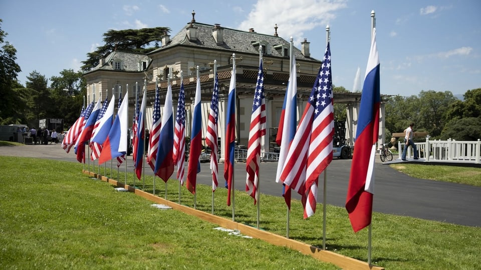 Abwechselnd Flaggen der USA und Russlands vor der Villa La Grange