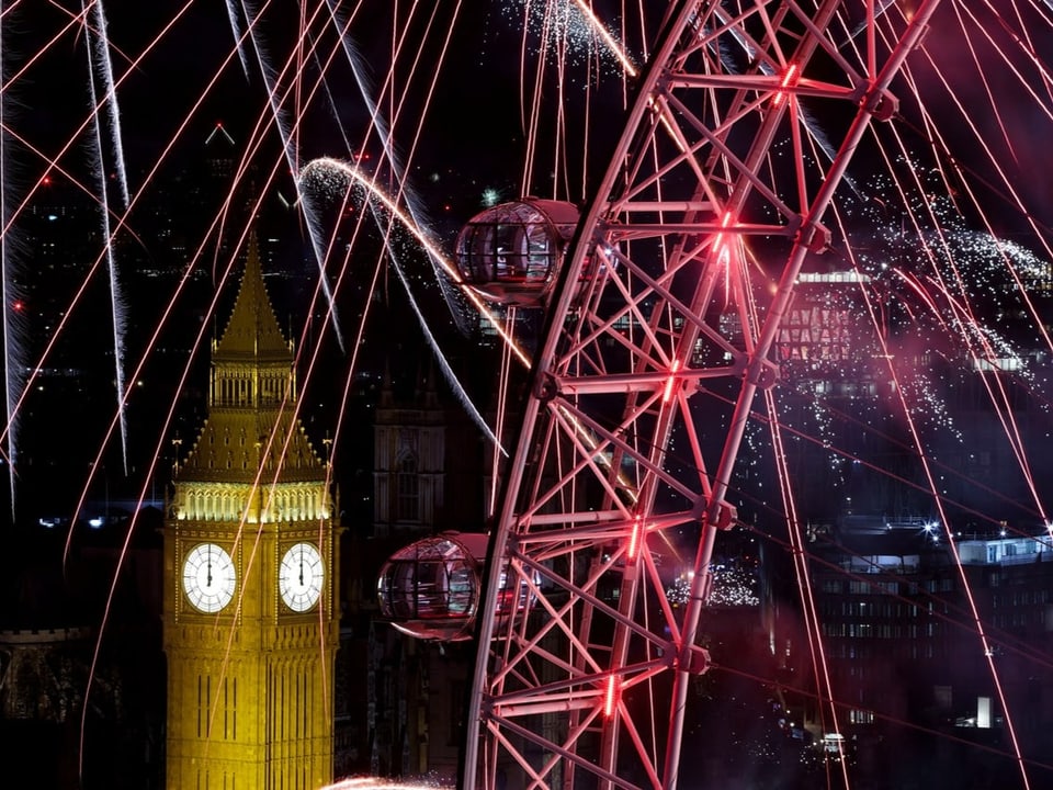 Feuerwerk über Big Ben und dem «London Eye».