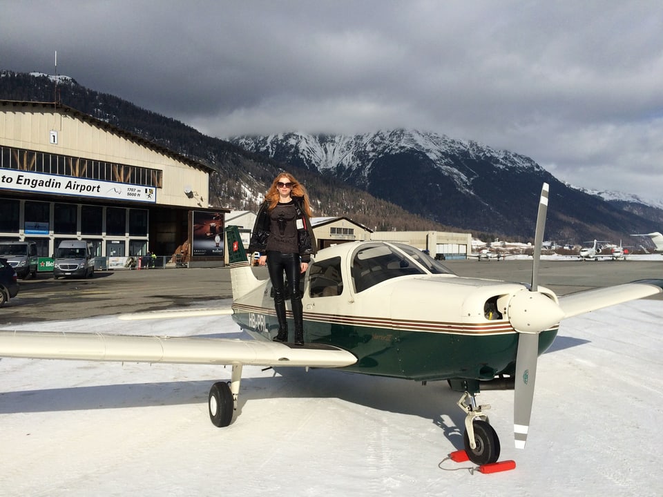 Elena Bernasconi steht auf dem Flügel eines kleinen Sportflugzeugs.