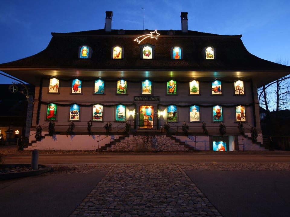 Fassade des Gästehaus «Kreuz» mit 24 Fenstern.