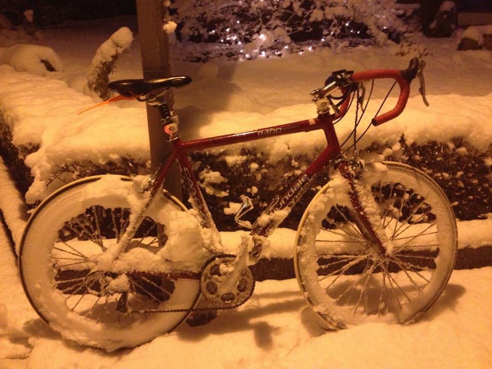 Verschneites Fahrrad in Zürich.