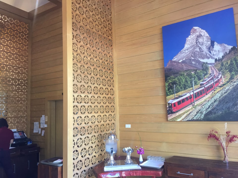 Ein Stück Heimat im Zimmer: Das Poster mit dem Matterhorn im Blick. 