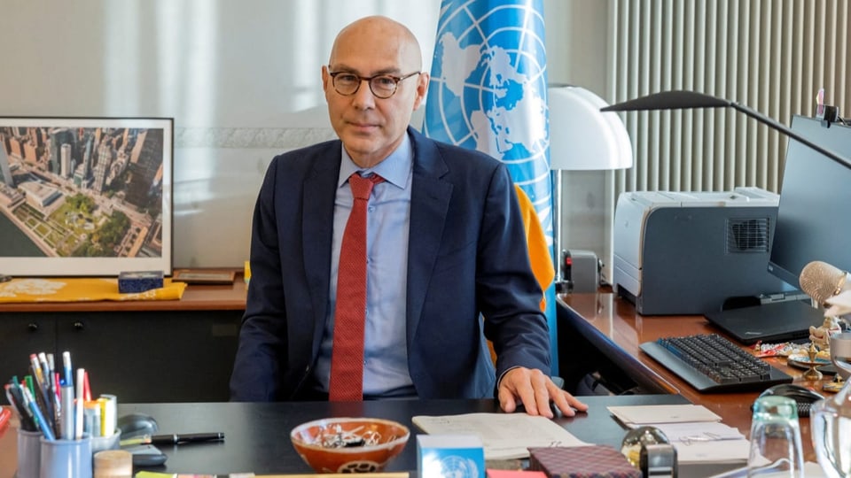 Volker Türk in seinem Büro.
