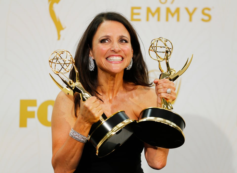 Zeigt ihre Zähne beim Lächeln: Ex-«Seinfeld»-Star Julia Louis-Dreyfus strahlt zwischen Emmys in die Kamera. 