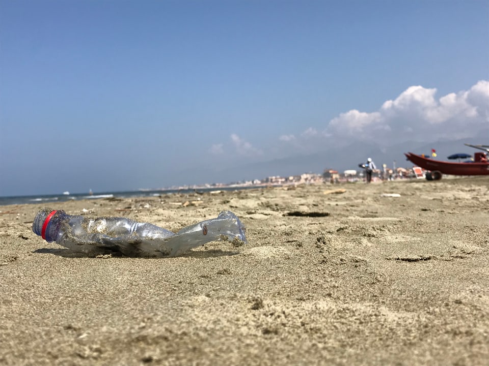 Eine PET-Flasche, achtlos weggeworfen am Strand von Viareggo.