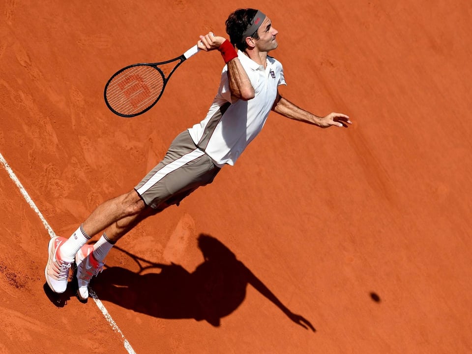 Roger Federer bei einem Aufschlag