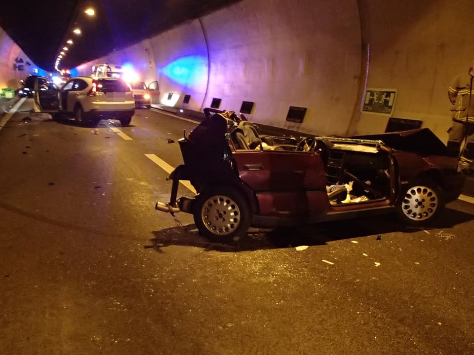 Unfallstelle mit zwei zerstörten Autos im Bözbergtunnel