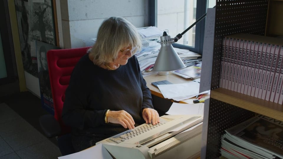 Eine Frau (Alice Schwarzer) sitzt an einer Schreibmaschine.