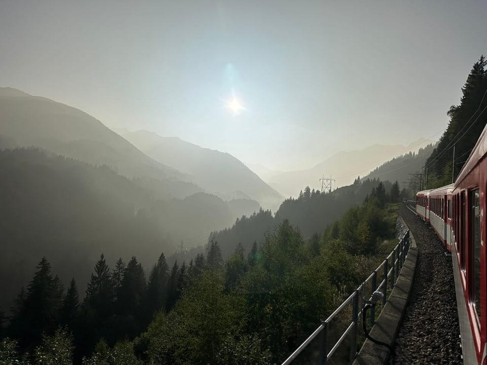 Disentis/GR Tal voll Dunst