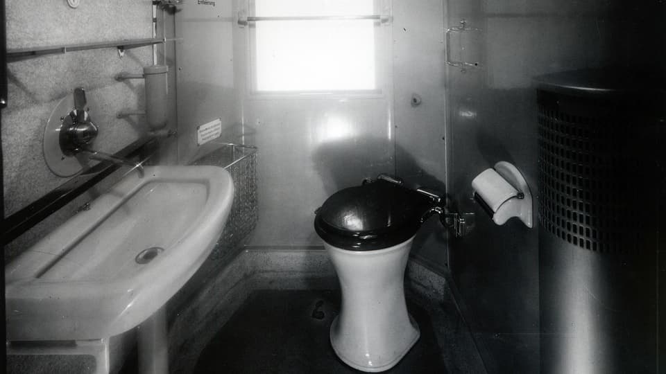 1933: Toilette im SBB Reisezug C4, schwerer Stahlwagen, 3. Klasse.