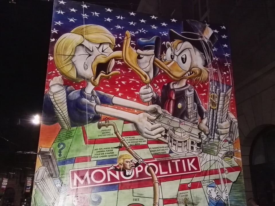 Auf einer Laterne ist das Monopoly-Spiel zu sehen.