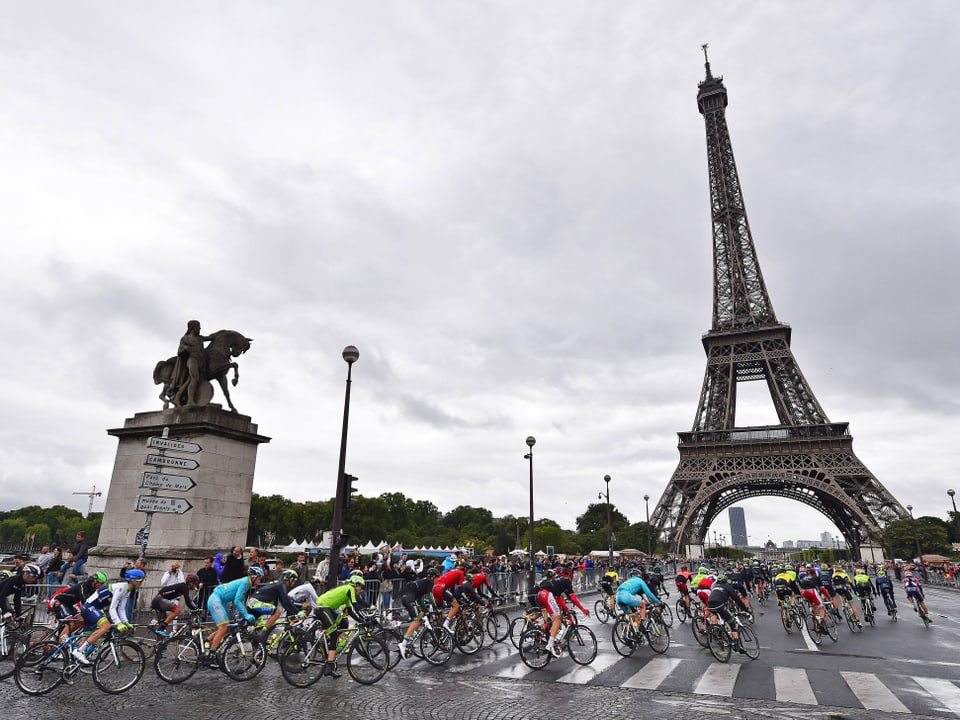 Das Feld der Tour de France unter dem Eiffelturm.