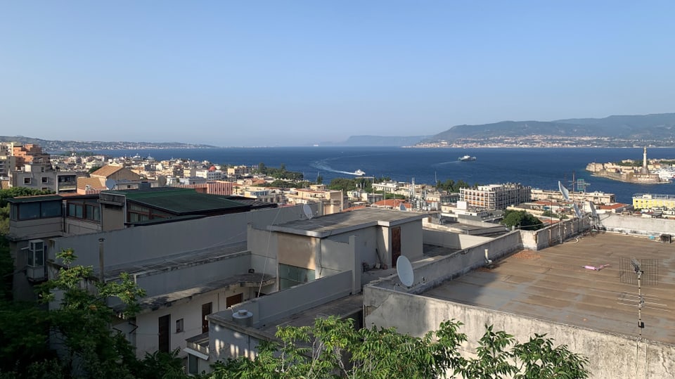 Blick von Messina auf die Meerenge zwischen Sizilien und Kalabrien.